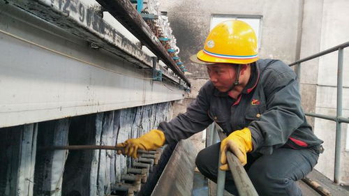 平凡岗位彰显巾帼风采 建筑物拆除作业中的坚韧与温度